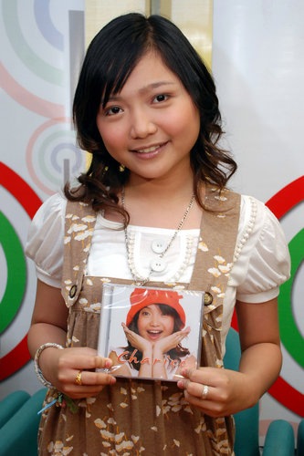 charice-pempengco-signing.jpg